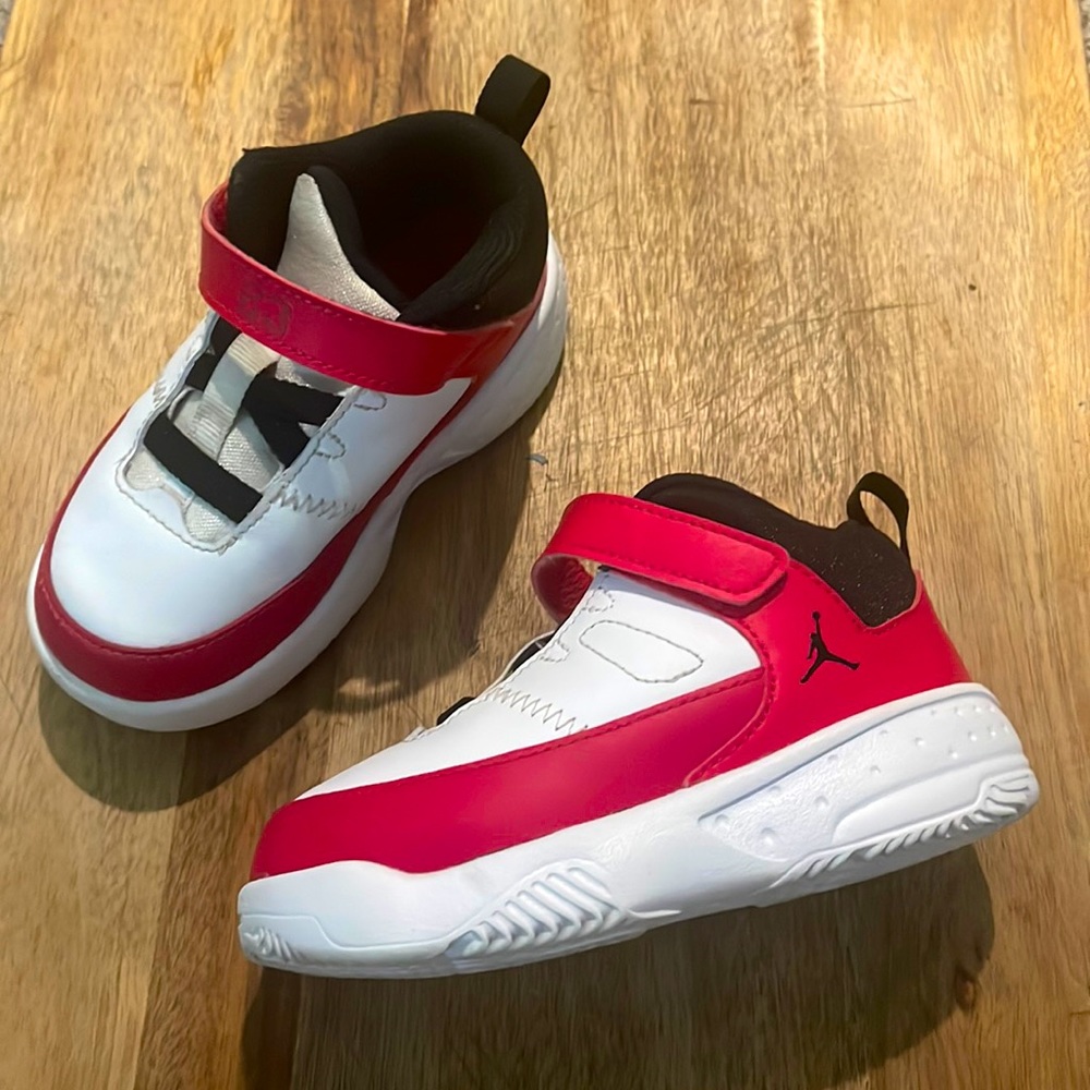 Nike Air Jordan Max Aura 3 (Very White Berry)